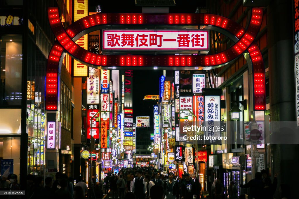 Nightlife at Kabukicho Ichibangai (歌舞伎町一番街) in Kabukicho (歌舞伎町), Shinjuku (新宿), Tokyo (東京) Japan
