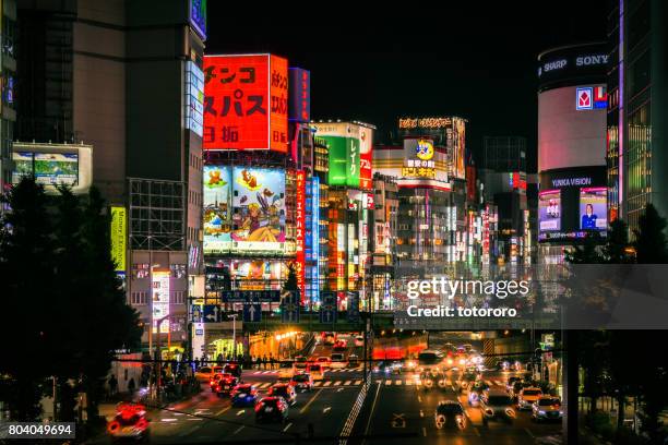 the nighe view of kabukicho (歌舞伎町) with train rail and train crossing in shinjuku (新宿), tokyo (東京) japan - 東京 imagens e fotografias de stock