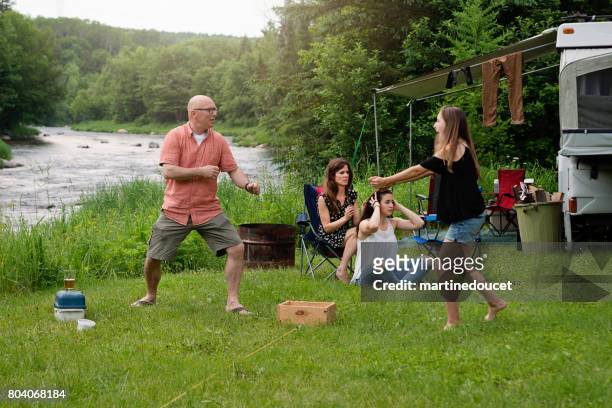 familie spelen en ontspannen in de zomer camping. - camping games stockfoto's en -beelden
