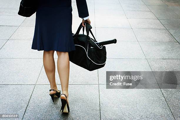 businesswoman carrying gym bag - carrying sports bag foto e immagini stock