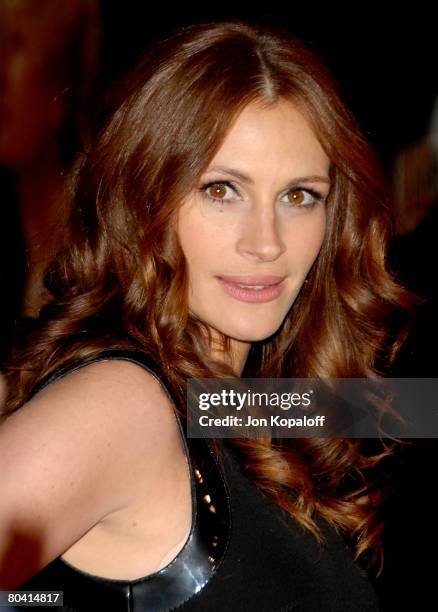 Actress Julia Roberts arrives at the Los Angeles premiere "Charlie Wilson's War" at the Citywalk Cinemas on December 10, 2007 in Universal City,...