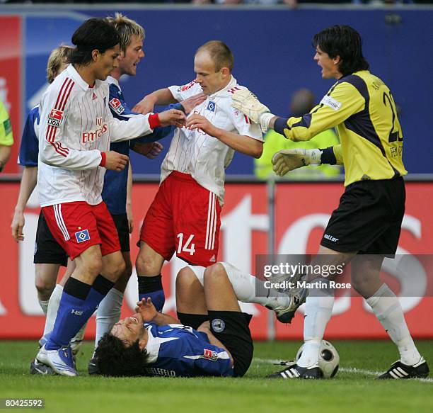 Thorben Marx of Bielefeld argues with David Jarolim of Hamburg during the Bundesliga match between Hamburger SV and Arminia Bielefeld at the HSH...