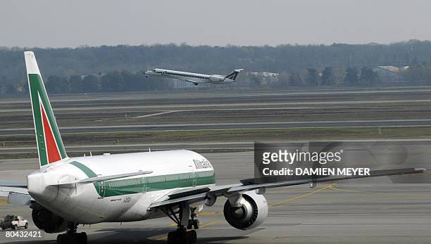 An Alitalia airline prepares for takeoff on March 30, 2008 at Malpensa airport in Varese, about 50 kms north of Milan. Malpensa airport is set to...
