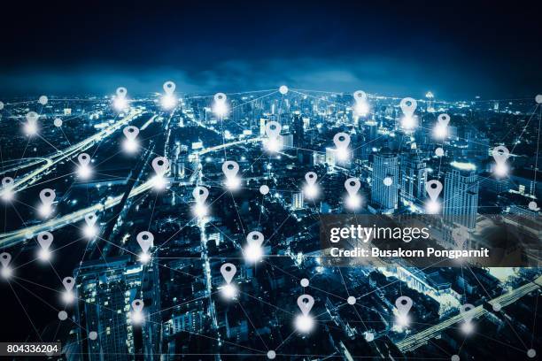 abstract line connection on night cityscape with map pin flat above network connection - sistema de posicionamiento global fotografías e imágenes de stock