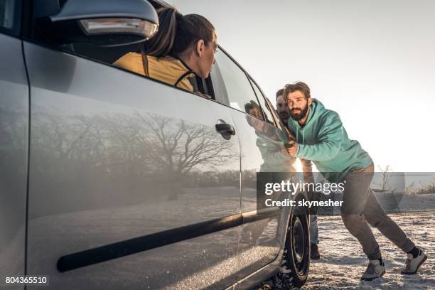 drücken sie bitte mein auto? - pushing stock-fotos und bilder