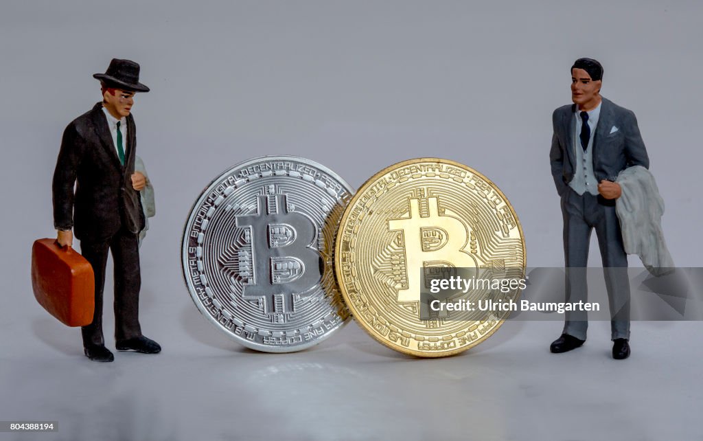 Bitcoin physically (gold and silver) and manager miniature figures.