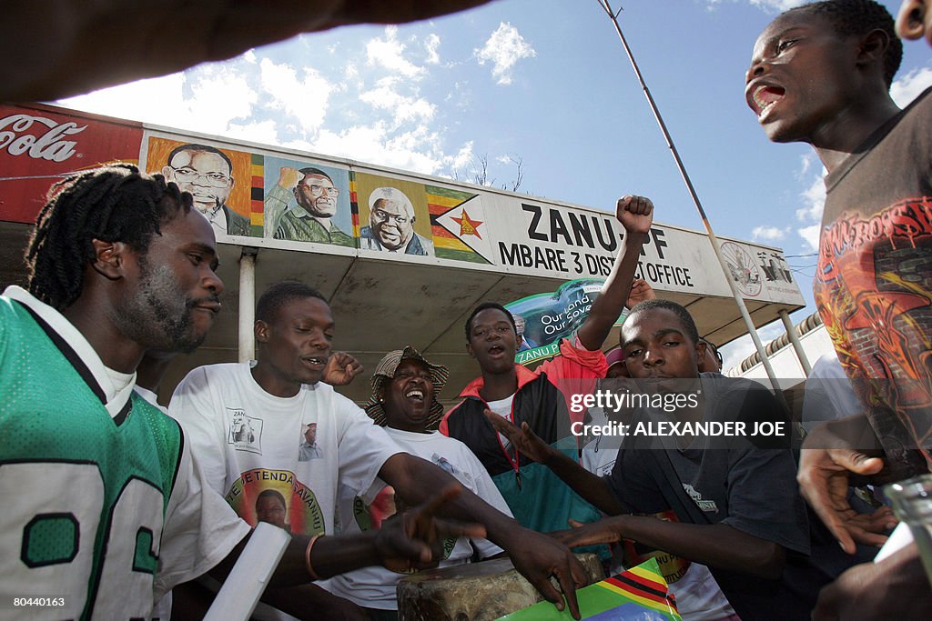 Suppoters of Zimbabwe ruling party ZANU