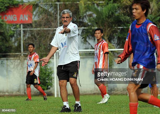 This picture taken on March 4, 2008 shows Portugal's Henrique Calisto giving instructions to his players during a training session at Dong Tam Long...