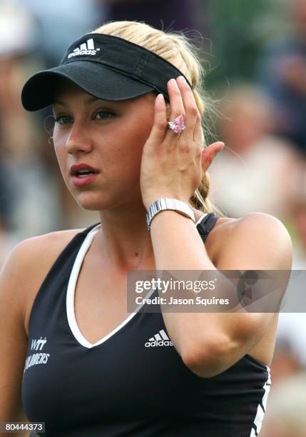 Anna Kournikova wearing her multi-million dollar engagement ring from singer Enrique Iglesias