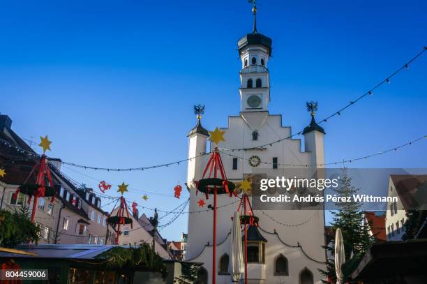 rathaus vom kempten mit weihnachtsmarkt - mittelalter markt stock-fotos und bilder