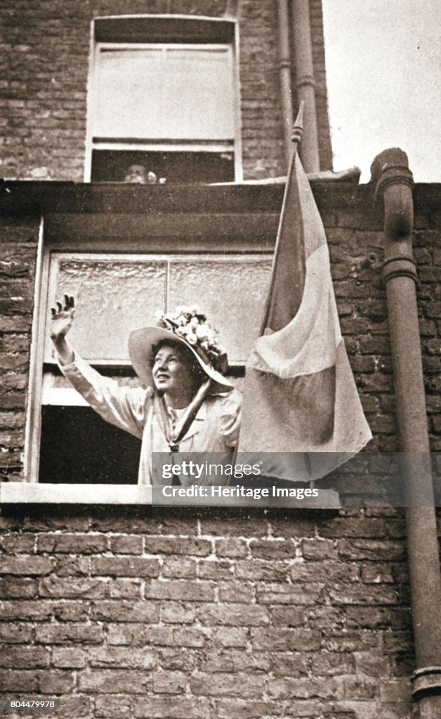 Christabel Pankhurst Waving To The Hunger Strikers From A House Overlooking Holloway Prison 1909