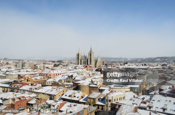 the old town of leon, spain with roofs covered with snow - レオン県 ストックフォトと画像