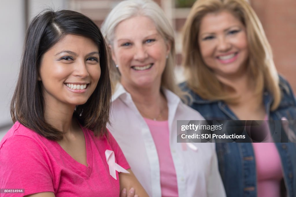 Tre sopravvissuti al cancro stanno fianco a fianco e sorridono