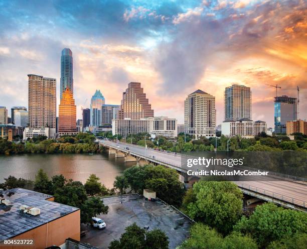 centro horizonte de austin al atardecer elevada vista con río colorado - austin - texas fotografías e imágenes de stock