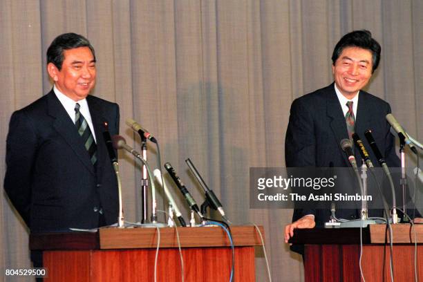 Prime Minister Morihiro Hosokawa and opposition Liberal Democratic Party president Yohei Kono attend a joint press conference after signing agreement...