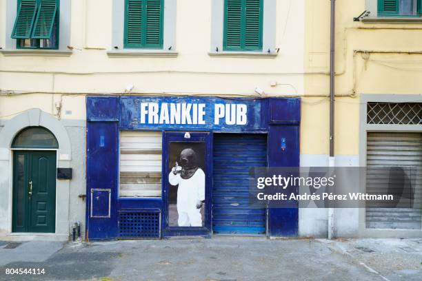 building front with closed pub in livorno, italy - vintage scuba mask stock pictures, royalty-free photos & images