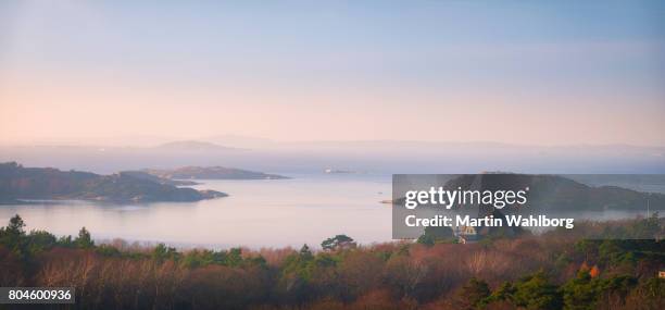 billdal archipel in de late herfst - archipelago stockfoto's en -beelden