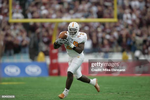 University of Tennessee Volunteers tight end Chris Brown catches a pass during the SBC Cotton Bowl Classic against the Texas A & M Aggies at the...