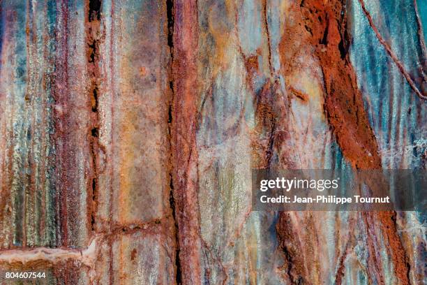 multicolour mineral surface in hormuz island, persian gulf, hormozgan province, southern iran - estrecho descripción física fotografías e imágenes de stock