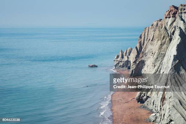 one of the hidden beaches of hormuz island, persian gulf, hormozgan province, southern iran - hormuz island stock pictures, royalty-free photos & images