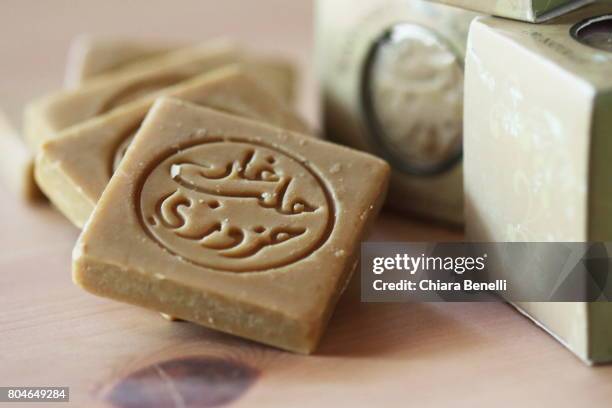 aleppo soap - escritura árabe fotografías e imágenes de stock