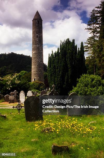 co wicklow, glendalough, ireland - irish round tower 個照片及圖片檔