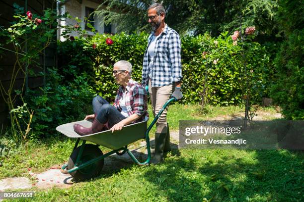 grün mit älteres paar - schubkarre stock-fotos und bilder