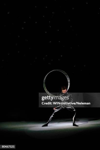 circus performer with hoop - jogar ao arco imagens e fotografias de stock