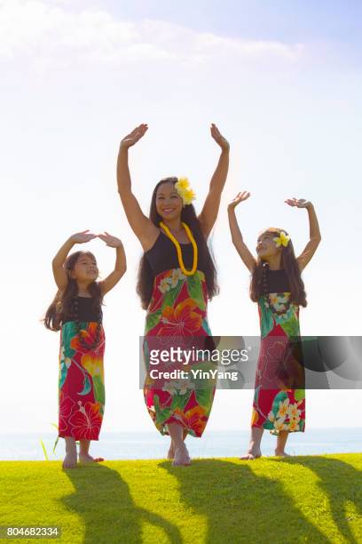 hawaiian hula danser familie met kinderen dansen op gras gazon - hula stockfoto's en -beelden