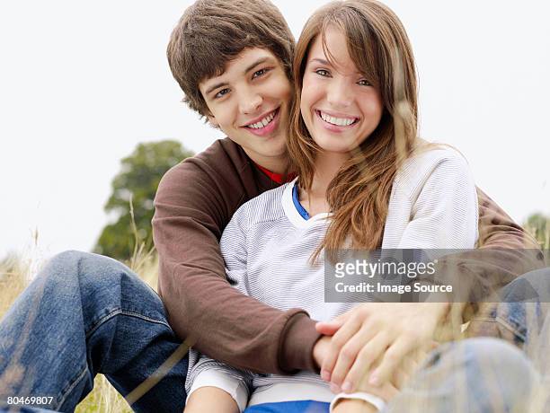 feliz casal adolescente - casal adolescente imagens e fotografias de stock