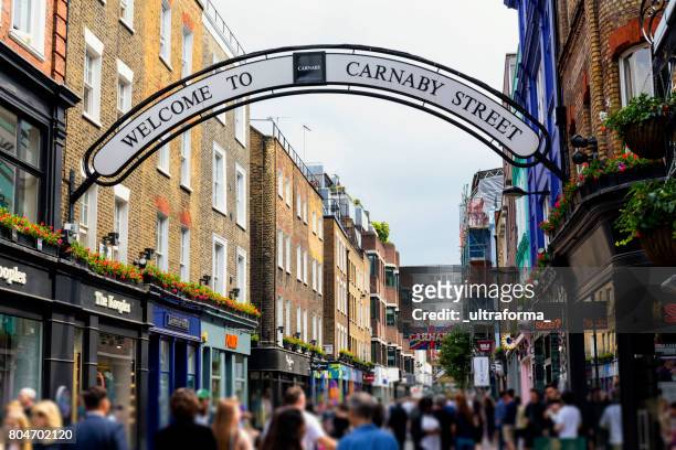 geschäfte und restaurants in der carnaby street london - high end store fronts stock-fotos und bilder