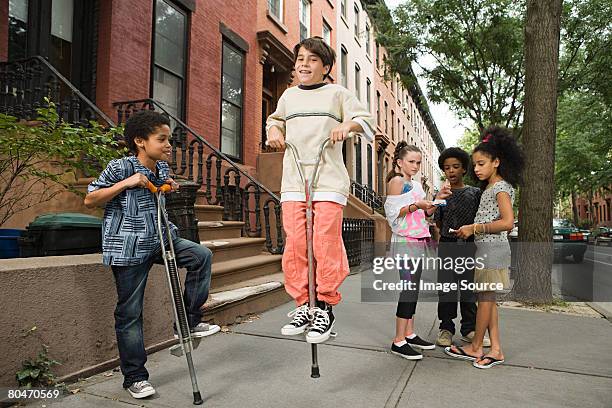 um menino anda de madeira - pogo imagens e fotografias de stock