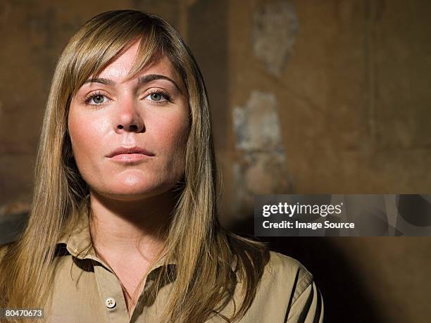head and shoulders of a serious looking woman - mid volwassen vrouw stockfoto's en -beelden