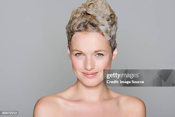 portrait of a woman with shampoo in her hair - femme shampoing photos et images de collection