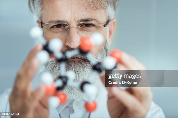 chemiker - pharmafabrik stock-fotos und bilder