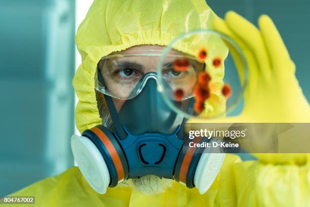 análisis de laboratorio  - hazmat fotografías e imágenes de stock