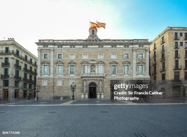 palau de la generalitat, seat of the catalan government in barcelona, catalonia, spain - regierungsgebäude fahnen stock-fotos und bilder