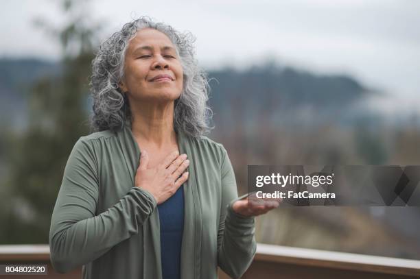 hawaiiaanse vrouw doen yoga pose buiten - breathing exercise stockfoto's en -beelden