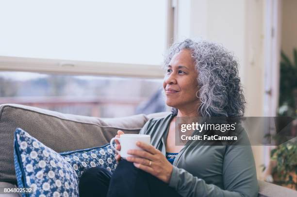 mujer hawaiana haciendo pose de yoga interior en la mañana. - emociones fotografías e imágenes de stock