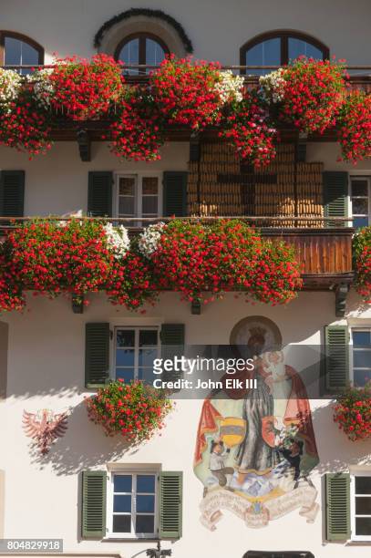 traditional austrian architecture - tirol deelstaat stockfoto's en -beelden