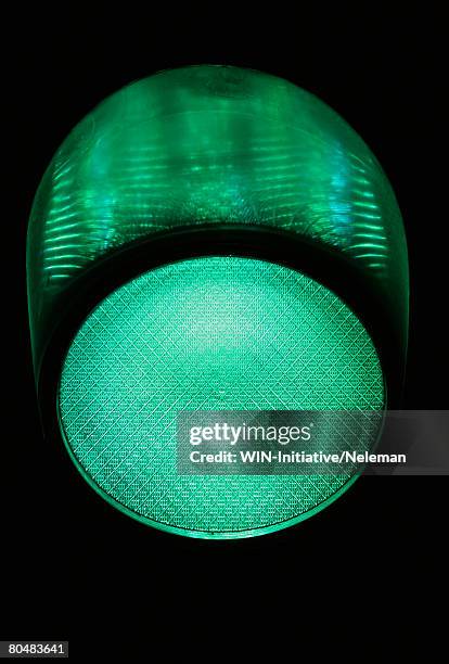 green traffic light at night, close-up - sinal rodoviário imagens e fotografias de stock