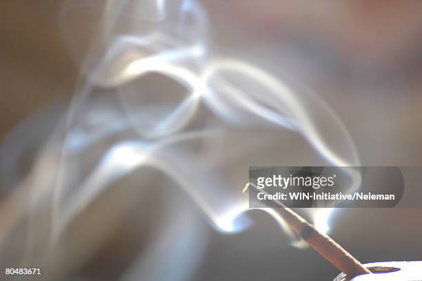 burning incense stick, close-up, india - wierook gefabriceerd object stockfoto's en -beelden