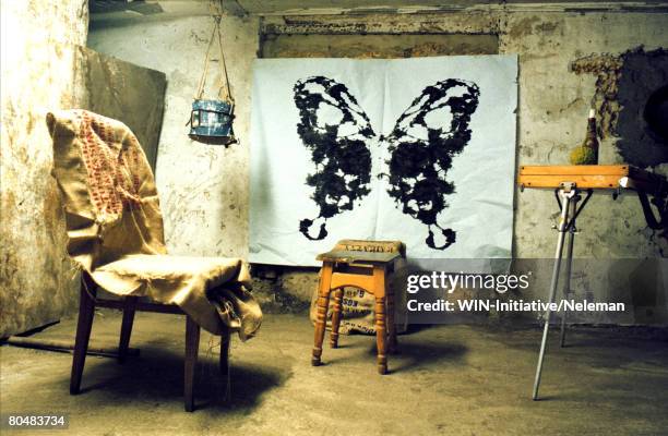 painting of butterfly in artist studio - estátua de belas artes imagens e fotografias de stock