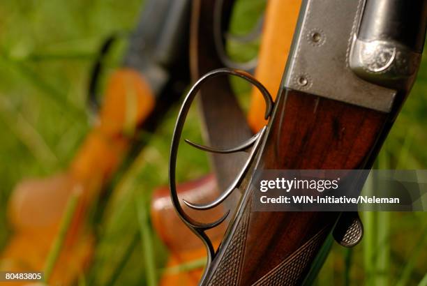 guns, close-up - feuerwaffen abzug stock-fotos und bilder