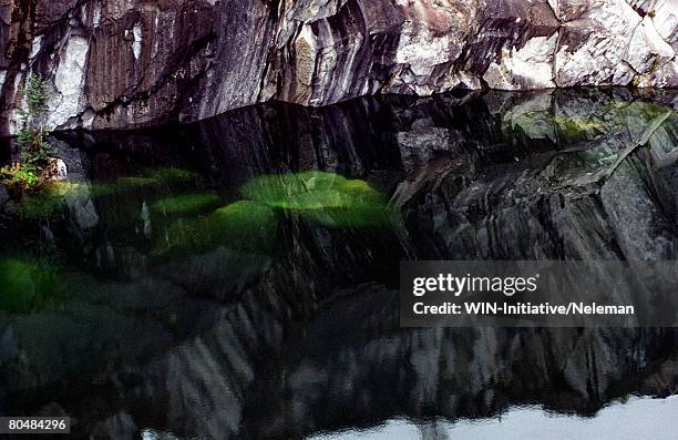 marble canyon, karelia, reflection of marble stone in water - marble canyon foto e immagini stock