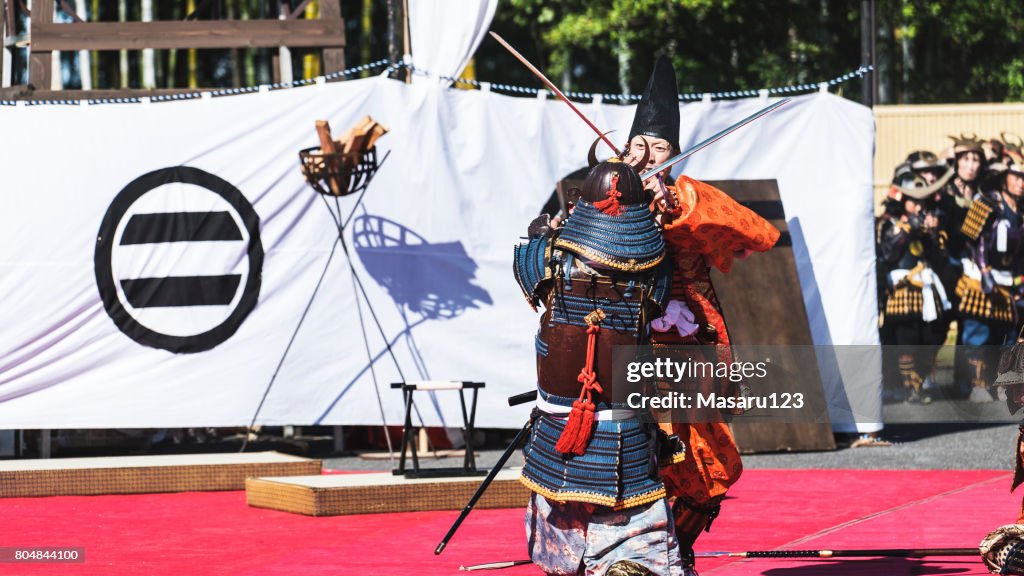 Zwei Samurai kämpfen durch Katana Schwert ernst