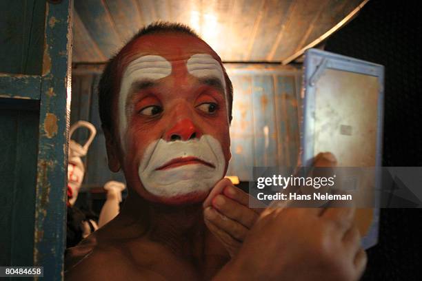 circus actor doing make up - clown stock-fotos und bilder