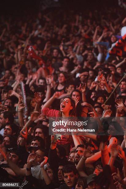 rock?n roll fans in rock show - sala de conciertos fotografías e imágenes de stock