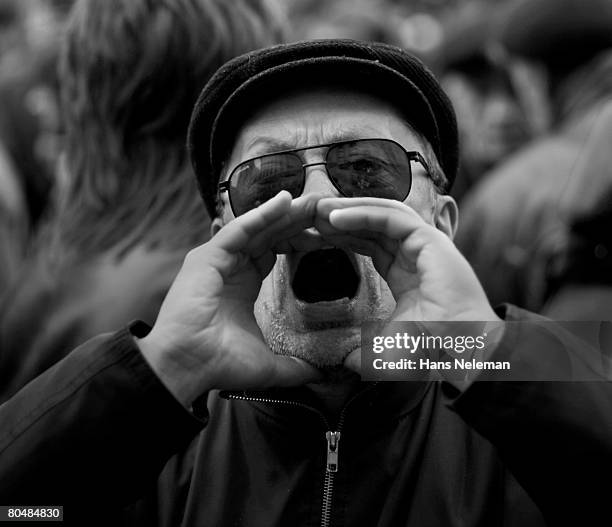 man yelling with hands at face (b&w) - seulement des adultes photos et images de collection