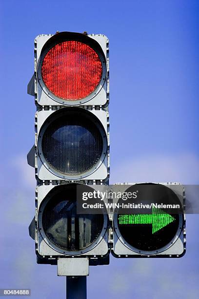 red traffic lights with right arrow, low angle view - ampel grün stock-fotos und bilder